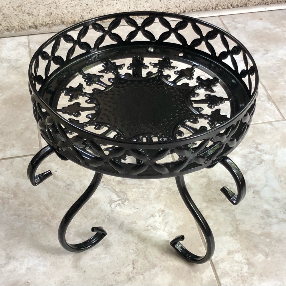 EUC Black metal plant stand by Red Barrel Studio